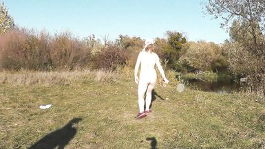 Konstanzia and Penisfenix73 reiten wild in der Öffentlichkeit mit nackten Körpern
