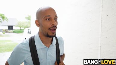 La belle-mère Lillianette rigole pendant que Dwayne Foxxx les surprend en plein plan à trois torride avec leur beau-fils - 2 image