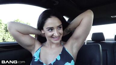 Regarde Sheena Ryder, la MILF latina sexy, twerker ses faux seins et chevauche une grosse bite en POV