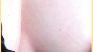 WifeyDoes exhibe ses gros seins et son cul serré en t-shirt moulant en public