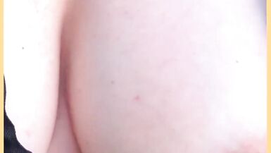 WifeyDoes exhibe ses gros seins et son cul serré en t-shirt moulant en public