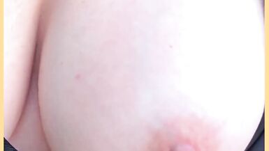 WifeyDoes exhibe ses gros seins et son cul serré en t-shirt moulant en public