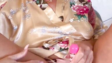 Bettie Bloem gets off with her curvy body in her panties