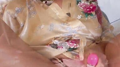 Bettie Bloem se fait jouir avec son corps pulpeux dans sa culotte