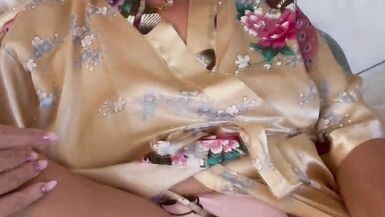 Bettie Bloem gets off with her curvy body in her panties