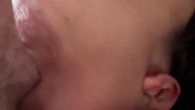 Mira a la milf Ibi, la esposa amateur, chupando bolas boca abajo mientras su marido mira