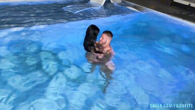 Nikita Reznikova si prende un grosso cazzo a bordo piscina con le sue tette enormi che rimbalzano!