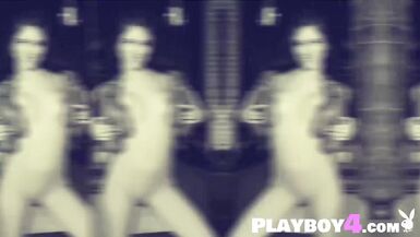 Смотри, как Тамара Мюррей показывает свою узкую киску и дразнит идеальными маленькими сиськами