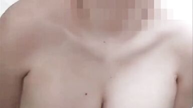 Colomper’s perfekter Latina-Arsch wird unter der Dusche mit einem Riesendildo gefingert