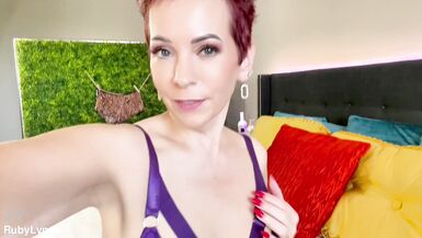 Rubylynne MILF tatuada enlouquece com o pau duro do enteado em ação solo quente