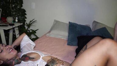Lexi Mallet se pone sucia con la vecina casada y recibe corrida en sus tetas naturales