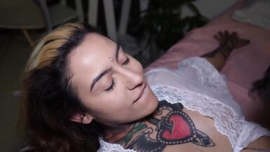 Lexi Mallet se pone sucia con la vecina casada y recibe corrida en sus tetas naturales