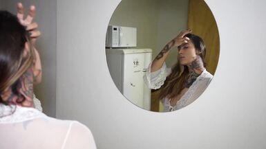 Lexi Mallet se pone sucia con la vecina casada y recibe corrida en sus tetas naturales