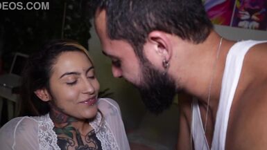 Lexi Mallet se pone sucia con la vecina casada y recibe corrida en sus tetas naturales