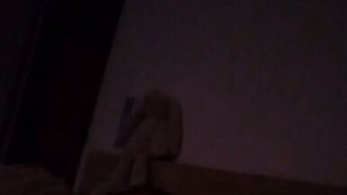 Mate le corps maigre de CrazyNaturalMom se faire baiser fort et profond dans une vidéo maison