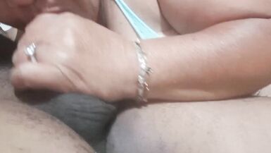 Mira a Biggloryxxx, la MILF experimentada, haciendo garganta profunda y le hace una paja llena de semen a un estudiante afortunado - 1 image