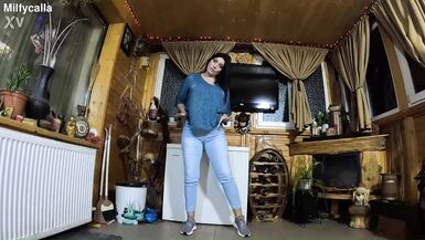 Regarde MILfyCalla, la femme latina sexy en jean, parler sale et prendre une giclée sur son jean gonflé - 1 image