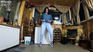 Regarde MILfyCalla, la femme latina sexy en jean, parler sale et prendre une giclée sur son jean gonflé - 12 image