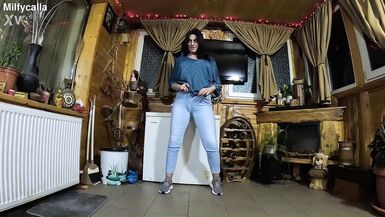 Regarde MILfyCalla, la femme latina sexy en jean, parler sale et prendre une giclée sur son jean gonflé - 13 image