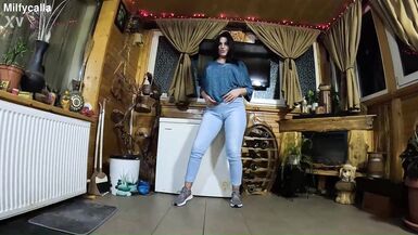 Regarde MILfyCalla, la femme latina sexy en jean, parler sale et prendre une giclée sur son jean gonflé - 14 image