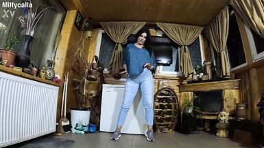 Regarde MILfyCalla, la femme latina sexy en jean, parler sale et prendre une giclée sur son jean gonflé - 2 image