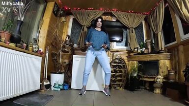 Regarde MILfyCalla, la femme latina sexy en jean, parler sale et prendre une giclée sur son jean gonflé - 6 image