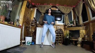 Regarde MILfyCalla, la femme latina sexy en jean, parler sale et prendre une giclée sur son jean gonflé - 7 image