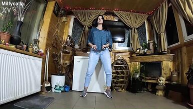 Regarde MILfyCalla, la femme latina sexy en jean, parler sale et prendre une giclée sur son jean gonflé - 8 image