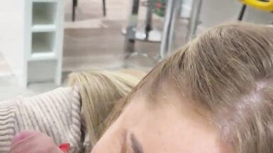 Belle-mère Dalenedeb chevauche son beau-fils en mode sauvage et suce sa grosse bite en POV