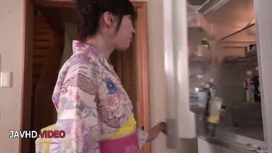 Regarde Ryouka Shinoda, MILF japonaise chaude, se faire plaisir en solo avec des sextoys - 1 image