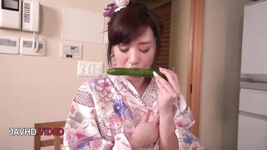 Regarde Ryouka Shinoda, MILF japonaise chaude, se faire plaisir en solo avec des sextoys - 3 image
