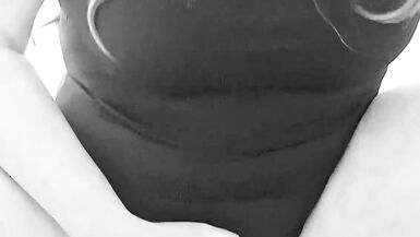 Pinkkarlijn1 si fa scopare la figa paffuta con un dildo enorme.