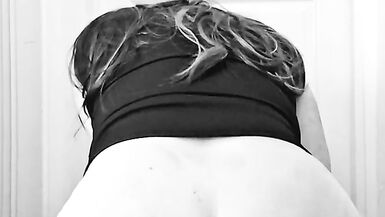 Pinkkarlijn1in sıkı MILF kedisi bir yapay penis ile sert bir şekilde deliniyor