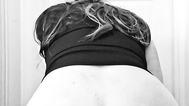 La chatte serrée de Pinkkarlijn1, MILF, se fait défoncer fort avec un gode