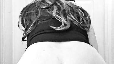 Pinkkarlijn1s enge MILF-Pussy wird hart mit einem Dildo durchgenommen