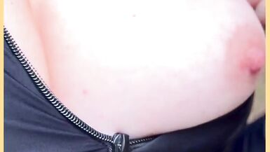 WifeyDoes exhibe ses gros seins et sa chatte serrée en t-shirt moulant en public - 2 image