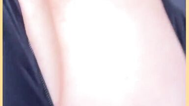 WifeyDoes exhibe ses gros seins et sa chatte serrée en t-shirt moulant en public - 3 image