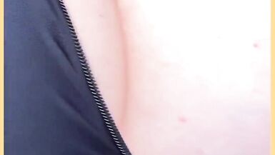 WifeyDoes exhibe ses gros seins et sa chatte serrée en t-shirt moulant en public - 4 image