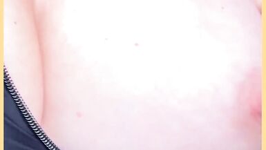 WifeyDoes exhibe ses gros seins et sa chatte serrée en t-shirt moulant en public - 5 image