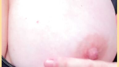 WifeyDoes exhibe ses gros seins et sa chatte serrée en t-shirt moulant en public - 7 image