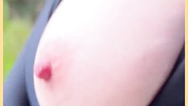 WifeyDoes exhibe ses gros seins et sa chatte serrée en t-shirt moulant en public - 9 image