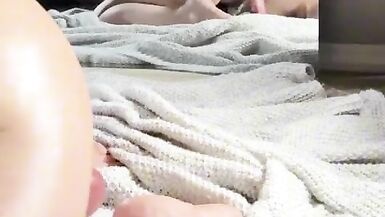 Lavventura solista di Berry: guardala mentre si fa sfondate il culo e si masturba con il dildo!