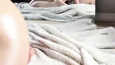 El solo de Berry: ¡Mira cómo le dan le dan le dan en el culo y le dan con su dildo!