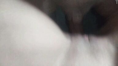 Raquel Exibida et son amie partagent un lit et finissent par baiser fort et vite, avec une énorme creampie !