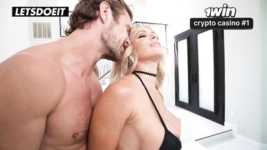 Le beau-fil de la MILF blonde Danielle Renae défonce son anus en bas