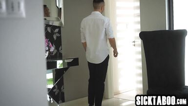 Les seins percés et le gros cul de Sasha Rose se font malmener dans une action anale hardcore avec Raul Costa