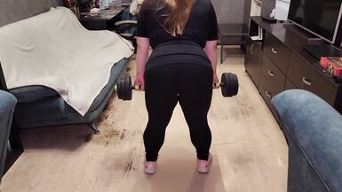 Le trou serré de Peach Cloud bourré par une grosse bite en leggings et talons