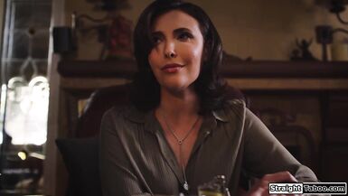 Katrina Colt, Charles Dera and Casey Calvert offrent un plan à trois torride à la femme de leur client pendant qu’elle se lèche la chatte