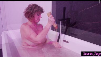 Sara Jay Chilling Out & Finger-Fucking herself in the bath with her big butt and fat ass!