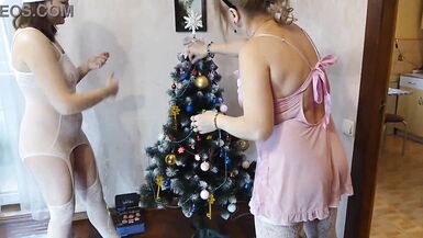 Versaute MILF und ihr Teenie-Date reiten abwechselnd den Weihnachtsbaum und teilen sich eine heiße Ladung vor der Kamera! - 10 image